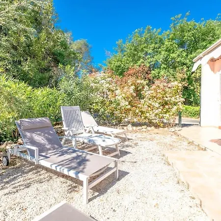 Le L Pool & Beachside L Shellter *